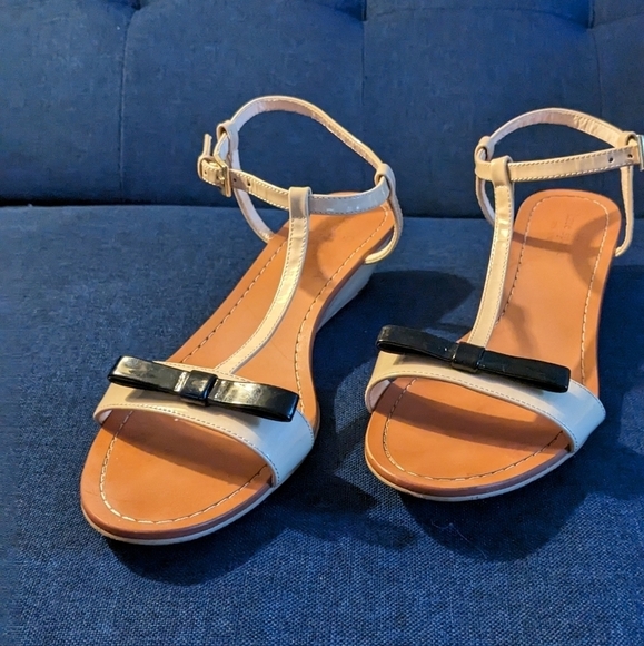 Kate Spade Size 8.5 Cream‎ Wedge Sandals with Black Bow & Back Strap - Picture 2 of 9
